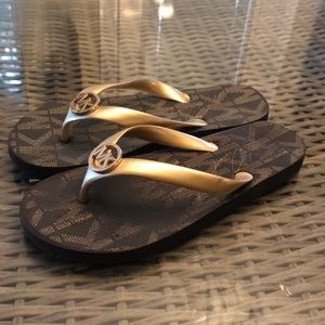 Micheal Kors flip flops